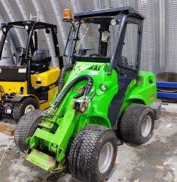 Металлическая кабина для минипогрузчика AVANT 640